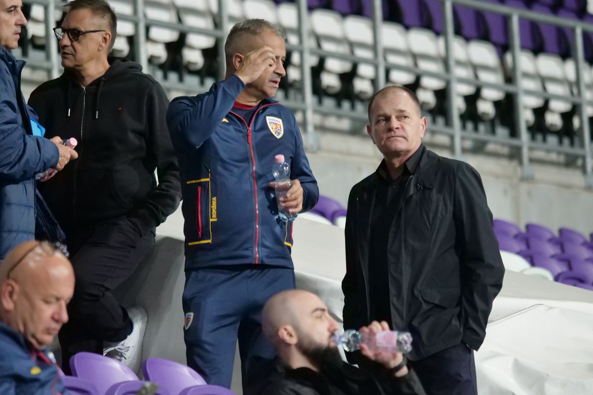 Imaginile care se repetă în fiecare deplasare a „naționalei” » Președintele unei echipe din Superligă e nelipsit din delegație