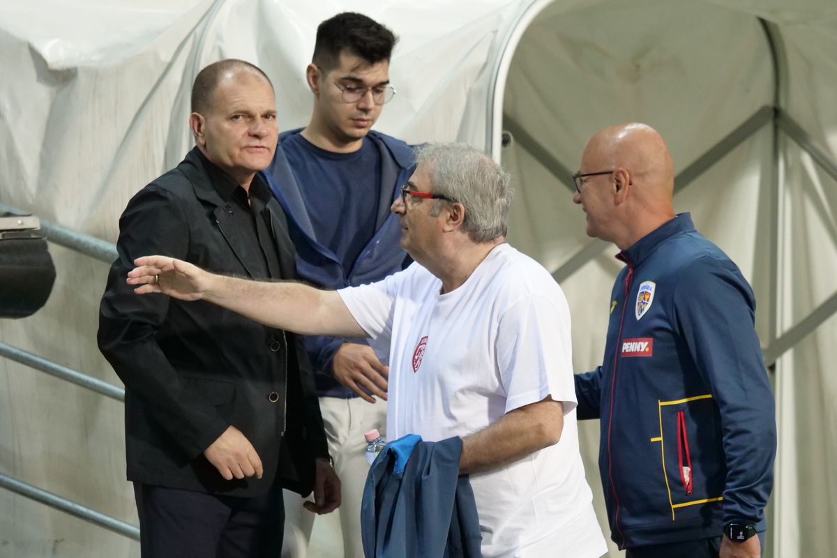 Imaginile care se repetă în fiecare deplasare a „naționalei” » Președintele unei echipe din Superligă e nelipsit din delegație