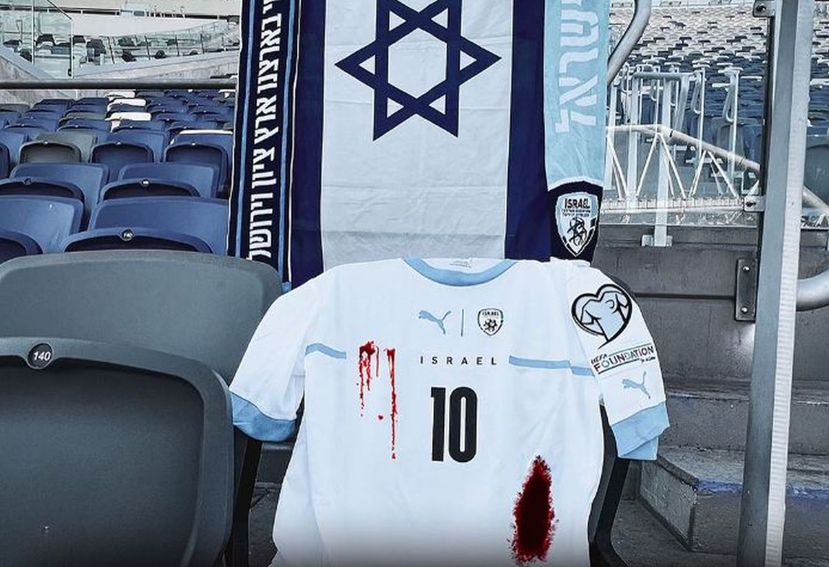 Imagini de mare impact emoțional! Ce a apărut pe scaune în conferința naționalei de fotbal a Israelului
