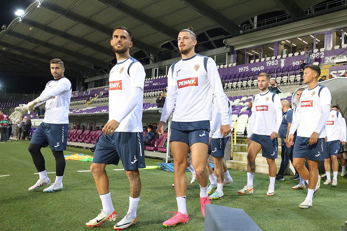 Imaginile care se repetă în fiecare deplasare a „naționalei” » Președintele unei echipe din Superligă e nelipsit din delegație