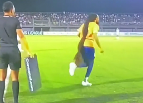 Fabulos! Internaționalul a intrat pe teren cu părul până la genunchi: „Acest Snoop Dogg este nebun” » Reacția arbitrului când l-a văzut