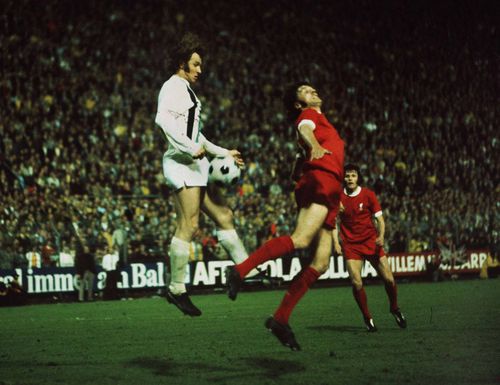 Peter Cormack (în alb), în duel cu Rainer Bonhof din turul finalei Cupei UEFA 1972-1973 cu Borussia Monchengladbach / Foto: Imago