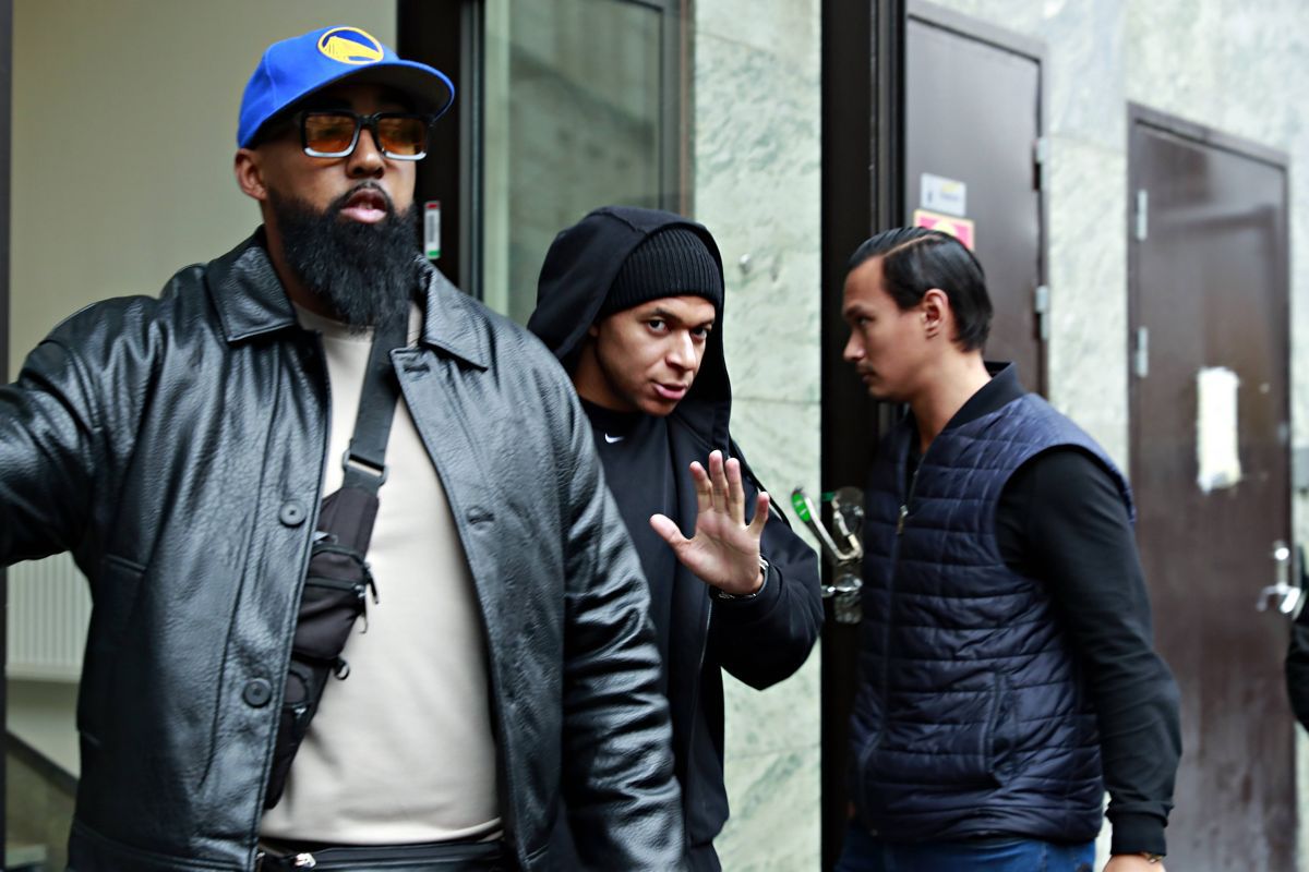 „Donatello” cu flori » Au apărut pozele cu Mbappe: surprins de paparazzi în ipostaze romantice în Suedia