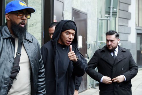 Kylian Mbappe a zâmbit după check-out-ul de la hotelul unde a stat în Stockholm / Foto: Imago