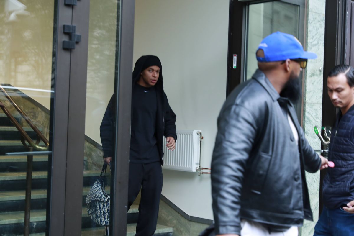 Kylian Mbappe, surprins de paparazzi suedezi la o cină romantică și în discotecă la Stockholm