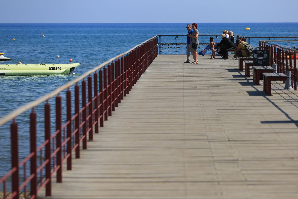 Se înalță „Zidul galben” în mijlocul Mediteranei » Românii, întâmpinați cu bere la 30 de lei și căldură ca de august în Larnaca, în ziua meciului cu Cipru