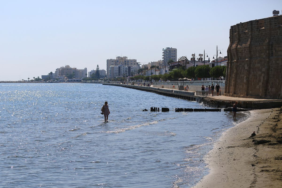 Se înalță „Zidul galben” în mijlocul Mediteranei » Românii, întâmpinați cu bere la 30 de lei și căldură ca de august în Larnaca, în ziua meciului cu Cipru