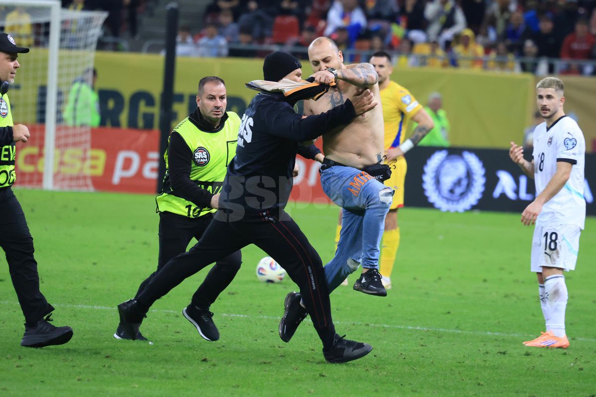 Spectator intrat pe teren la România - Austria
