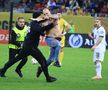Spectator intrat pe teren la România - Austria
