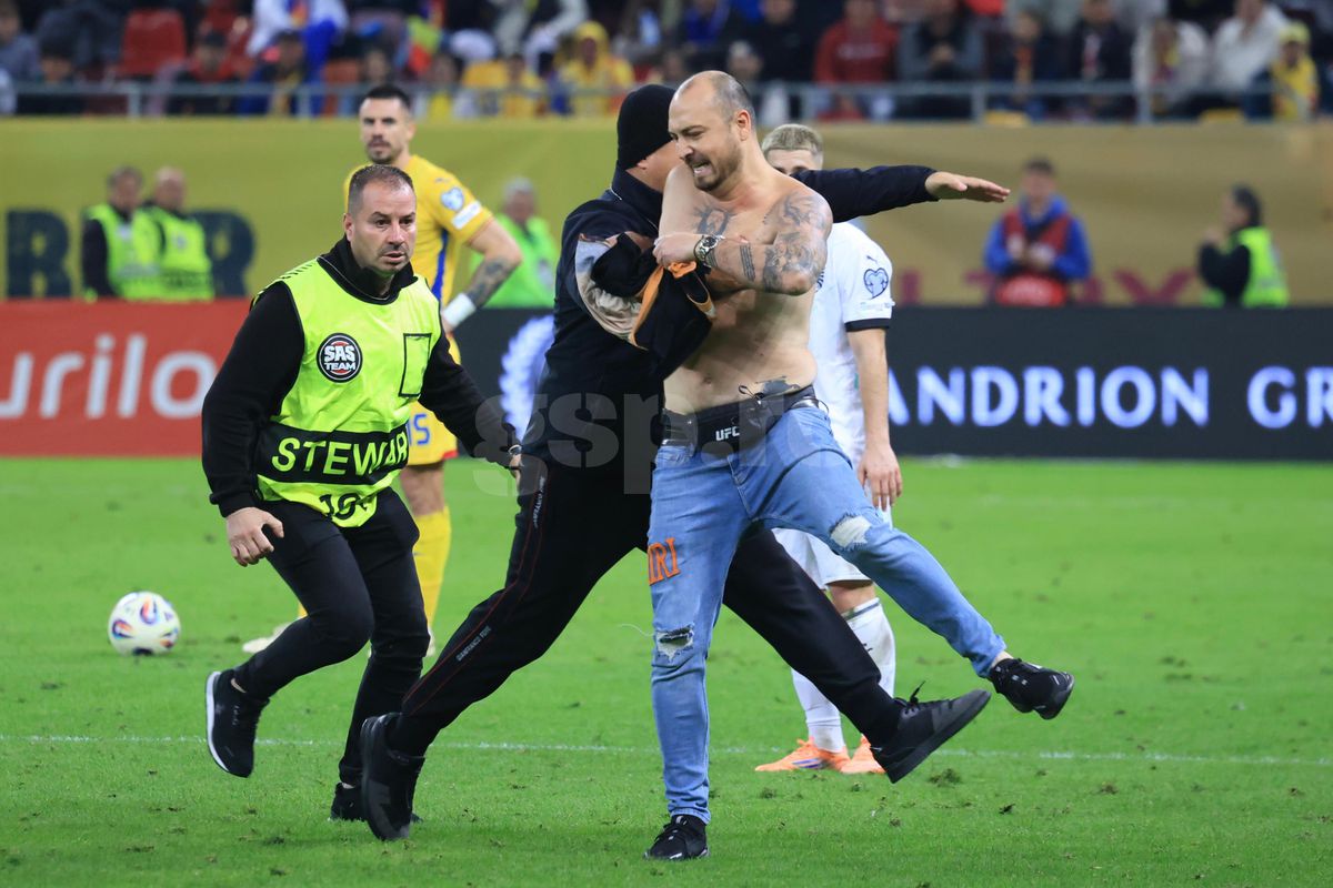 Spectator intrat pe teren la România - Austria