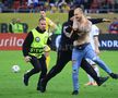 Spectator intrat pe teren la România - Austria