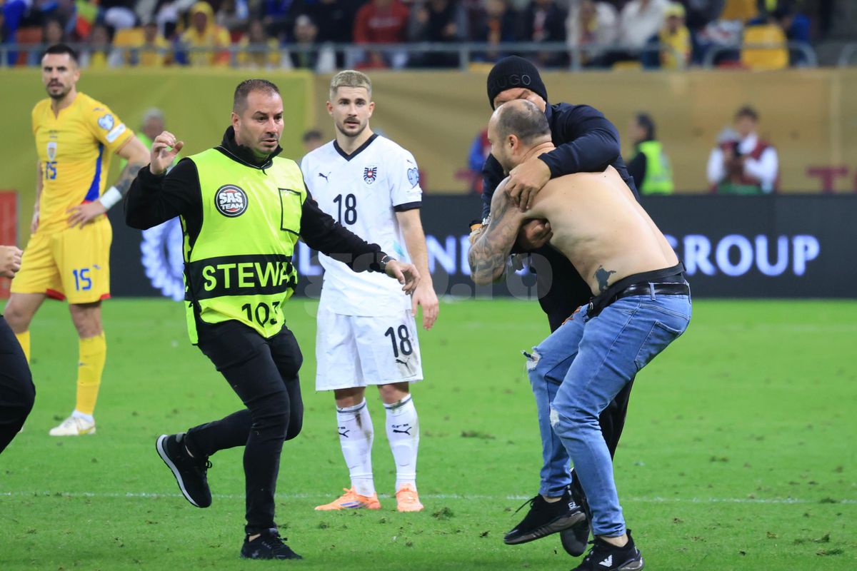 Spectator intrat pe teren la România - Austria
