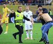 Spectator intrat pe teren la România - Austria