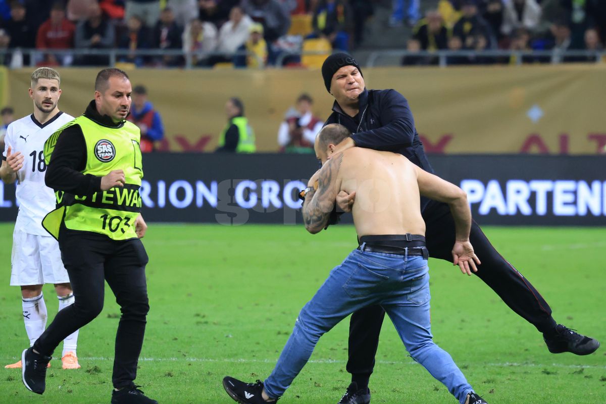 Spectator intrat pe teren la România - Austria