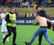 Spectator intrat pe teren la România - Austria