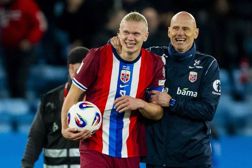Erling Haaland, alături de selecționerul Stale Solbakken, după victoria categorică cu Israel (5-0) // FOTO: Imago Images