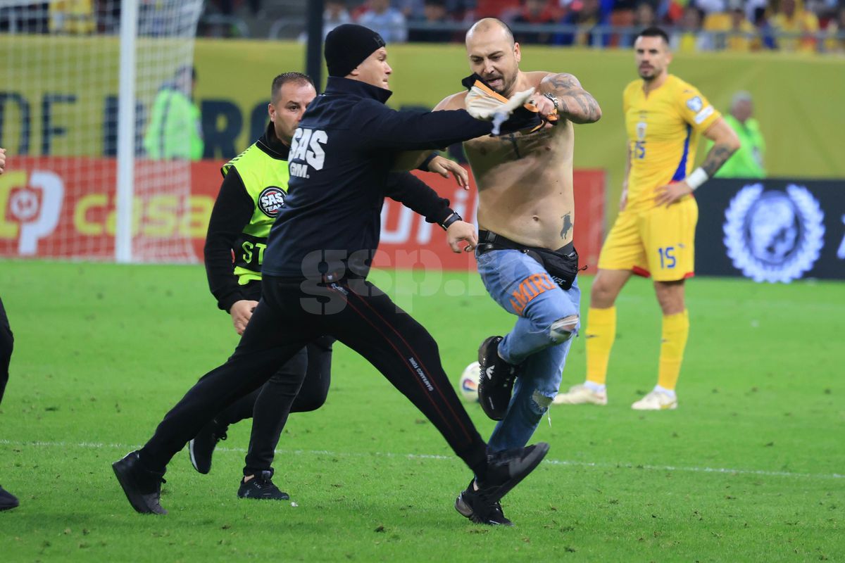 Spectator intrat pe teren la România - Austria