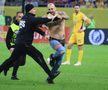 Spectator intrat pe teren la România - Austria