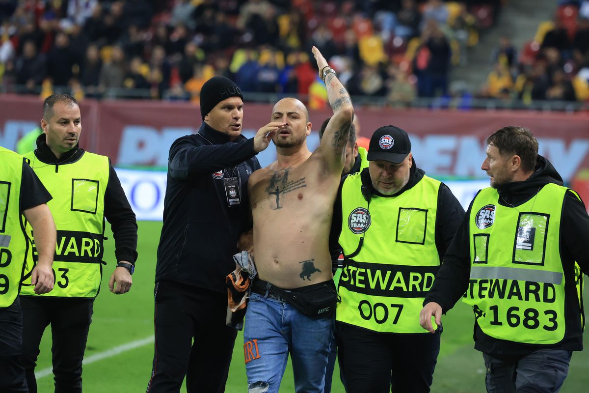 Spectator intrat pe teren la România - Austria