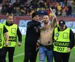 Spectator intrat pe teren la România - Austria