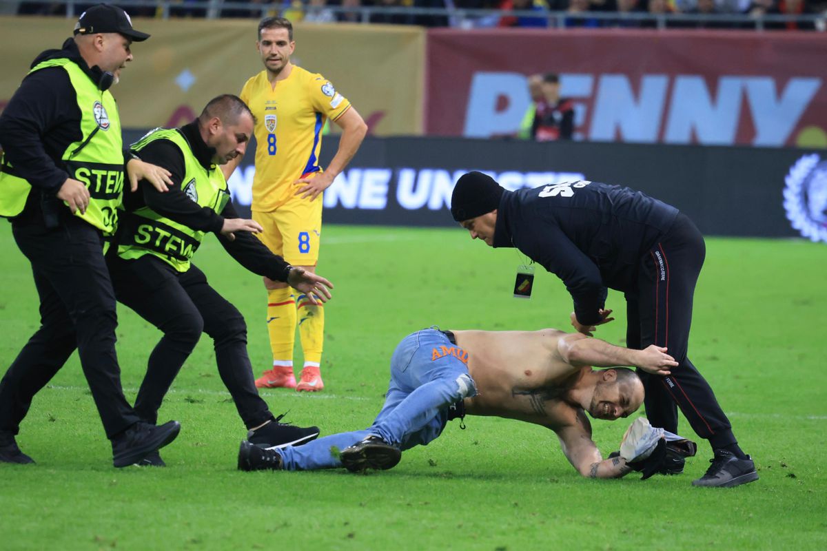 Spectator intrat pe teren la România - Austria