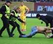 Spectator intrat pe teren la România - Austria
