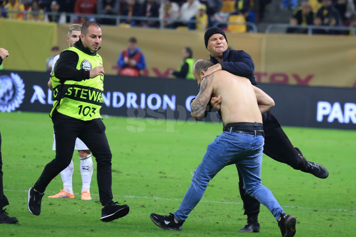 Spectator intrat pe teren la România - Austria
