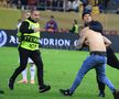Spectator intrat pe teren la România - Austria