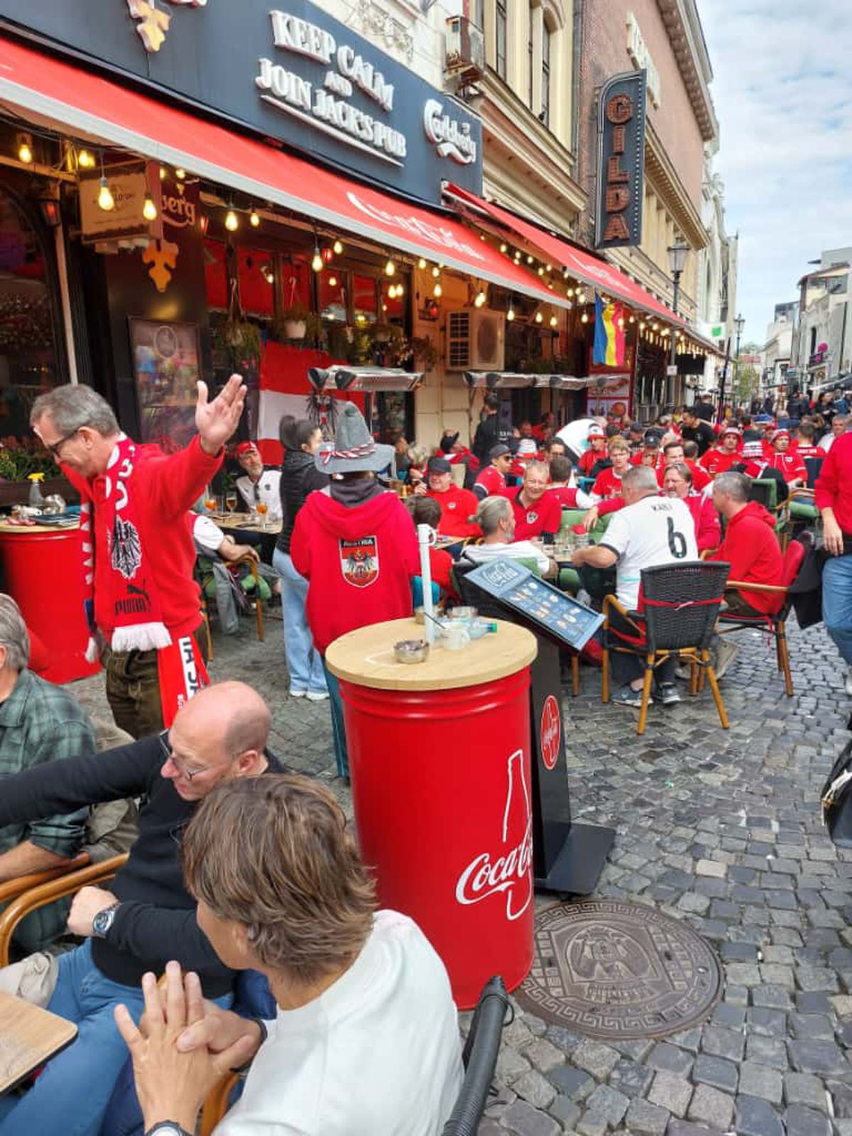 Fanii austrieci în centrul Bucureștiului