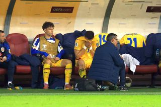 Mihai Popescu s-a accidentat în România - Austria! Imagini emoționante pe margine: consolat de Șut și de rivalul din Superligă