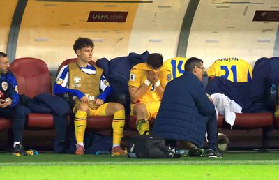 Mihai Popescu s-a accidentat în România - Austria! Imagini emoționante pe margine: consolat de Șut și de rivalul din Superligă