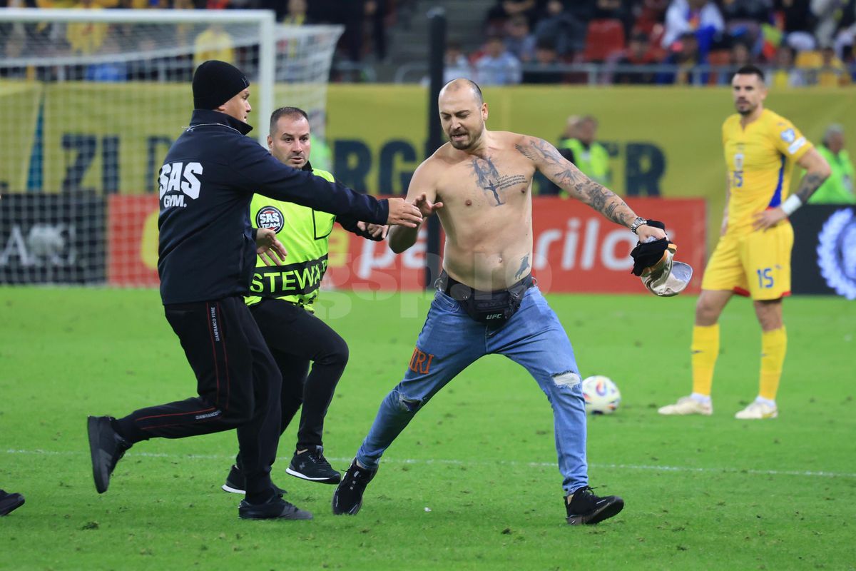 Spectator intrat pe teren la România - Austria