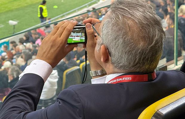 Scenografia pregătită de galerie pentru decisivul cu Austria + Cine a pozat TOATE mișcările din peluză