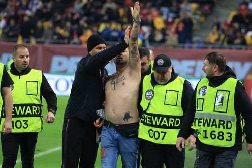 Meciul României cu Austria a fost întrerupt pe final, după ce un spectator a sărit din tribune și a pătruns pe gazon.