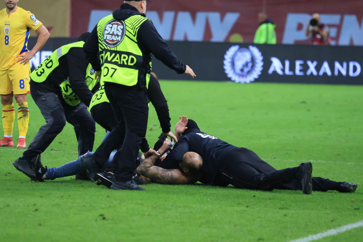 Spectator intrat pe teren la România - Austria