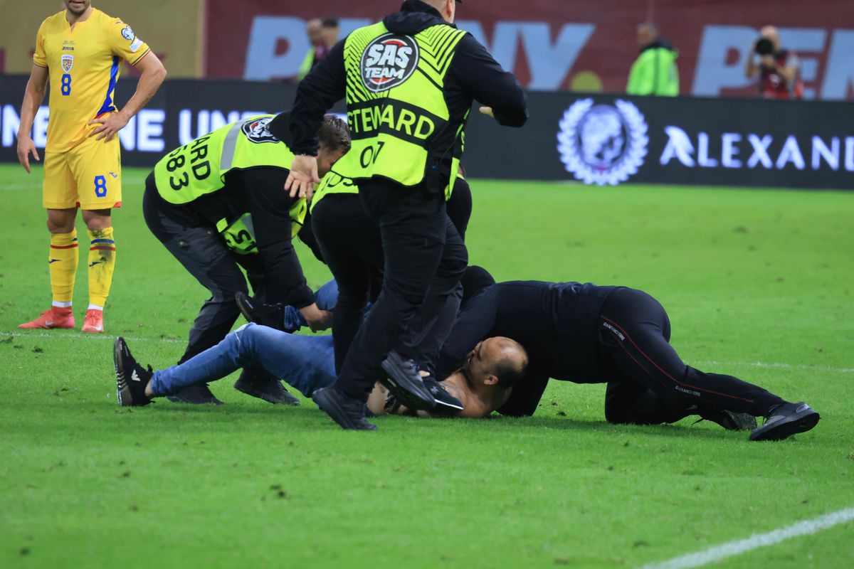 Spectator intrat pe teren la România - Austria