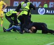 Spectator intrat pe teren la România - Austria