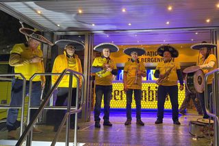 Imagini din culise de la România - Austria » După fan zone, grătarele! Cum au fost primiți spectatorii la „decisivul” din preliminarii: surprize la VIP