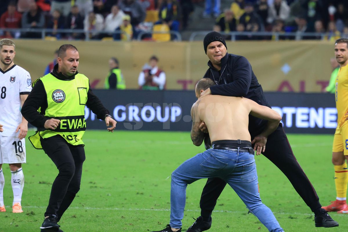 Spectator intrat pe teren la România - Austria