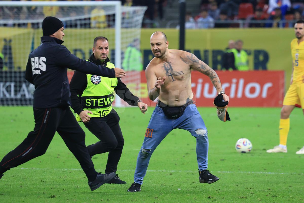 Spectator intrat pe teren la România - Austria