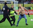 Spectator intrat pe teren la România - Austria