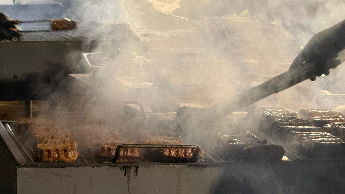 Imagini din culise de la România - Austria » După fan zone, grătarele! Cum au fost primiți spectatorii la „decisivul” din preliminarii: surprize la VIP