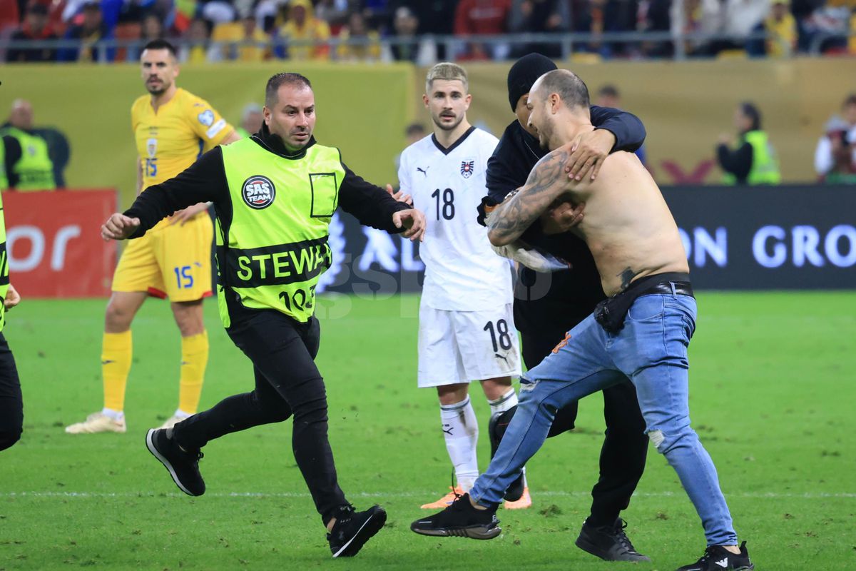 Spectator intrat pe teren la România - Austria