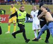 Spectator intrat pe teren la România - Austria