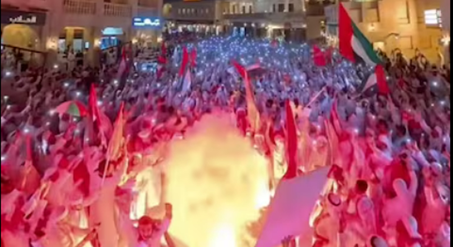 foto: fanii din Emirate celebrând victoria cu Oman Olăroiu i-a scos pe arabi pe străzi » Imagini incredibile după victoria care o duce pe naționala din Emiratele Arabe Unite mai aproape de turneul final