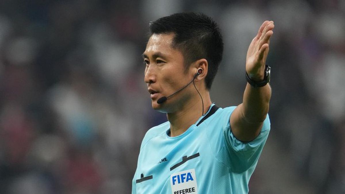 Scandal de PROPORȚII la meciul din preliminarii! TREI „roșii” sub privirile marelui Patrick Kluivert după ce l-au bruscat pe arbitru