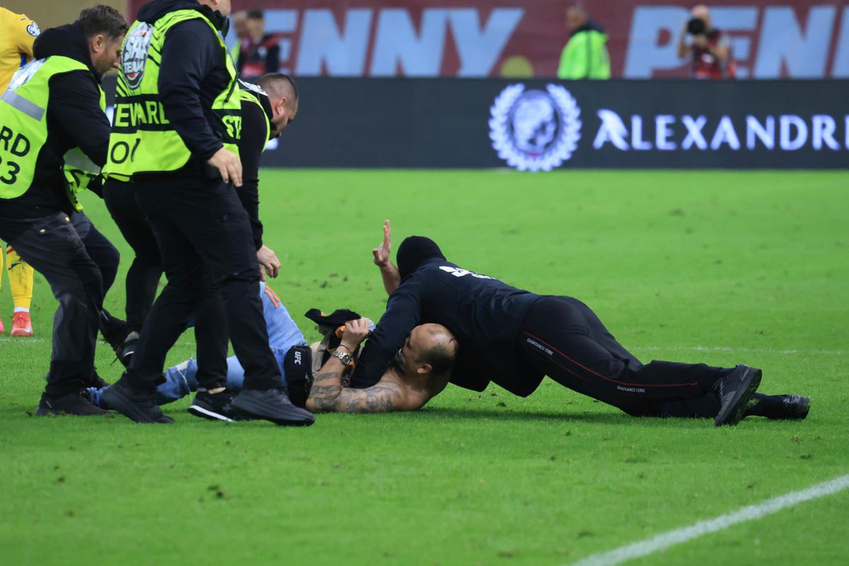 Spectator intrat pe teren la România - Austria