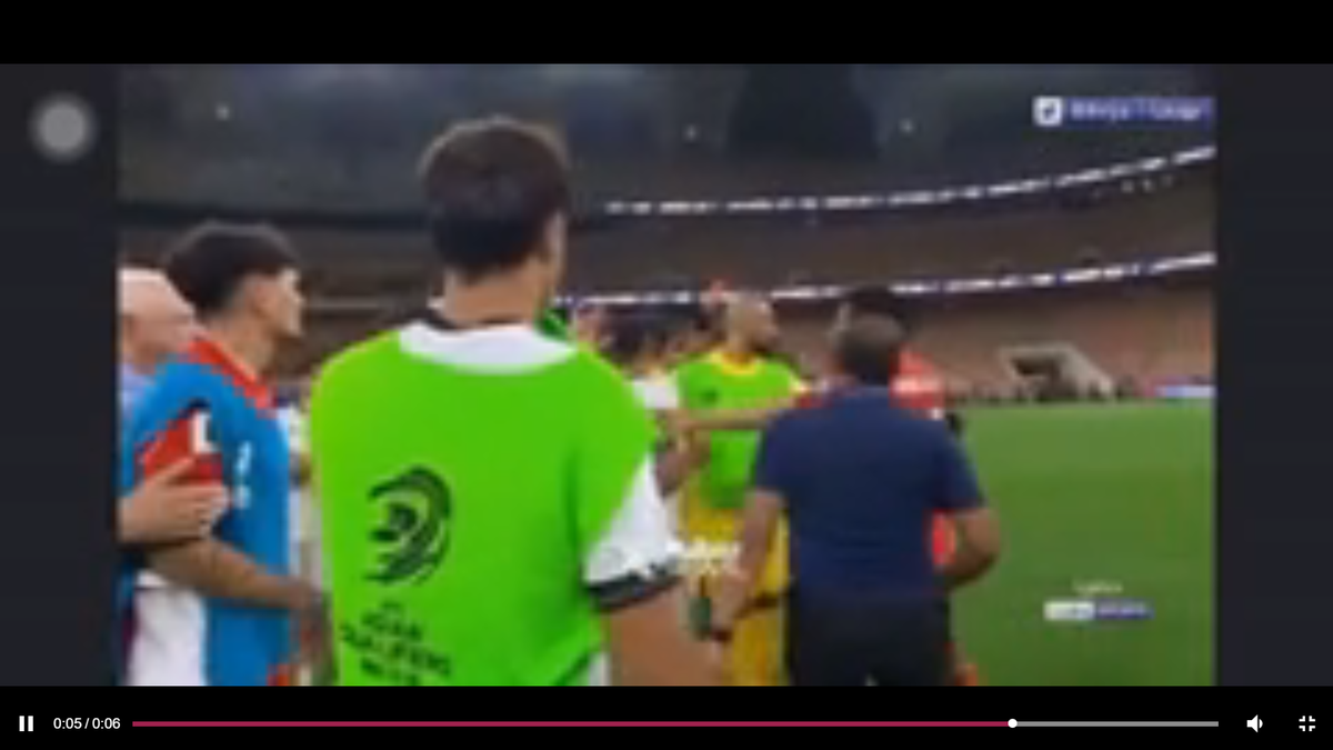 Scandal de PROPORȚII la meciul din preliminarii! TREI „roșii” sub privirile marelui Patrick Kluivert după ce l-au bruscat pe arbitru