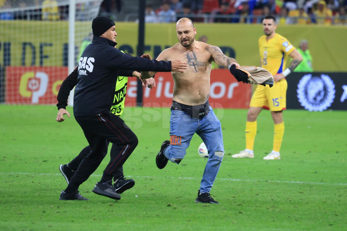 Spectator intrat pe teren la România - Austria