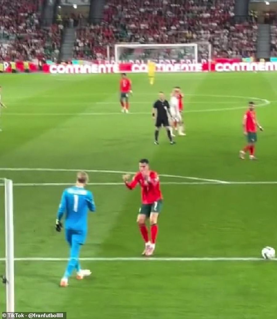 Cristiano Ronaldo îi face semn portarului Kelleher să grăbească repunerea balonului în joc Orgoliu XXL! Cristiano Ronaldo, dispută aprinsă cu portarul Irlandei